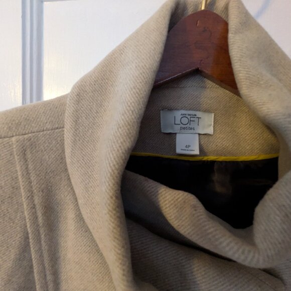 Women swing style coat jacket Ann Taylor Loft size 4Petite, beige color - Picture 5 of 5